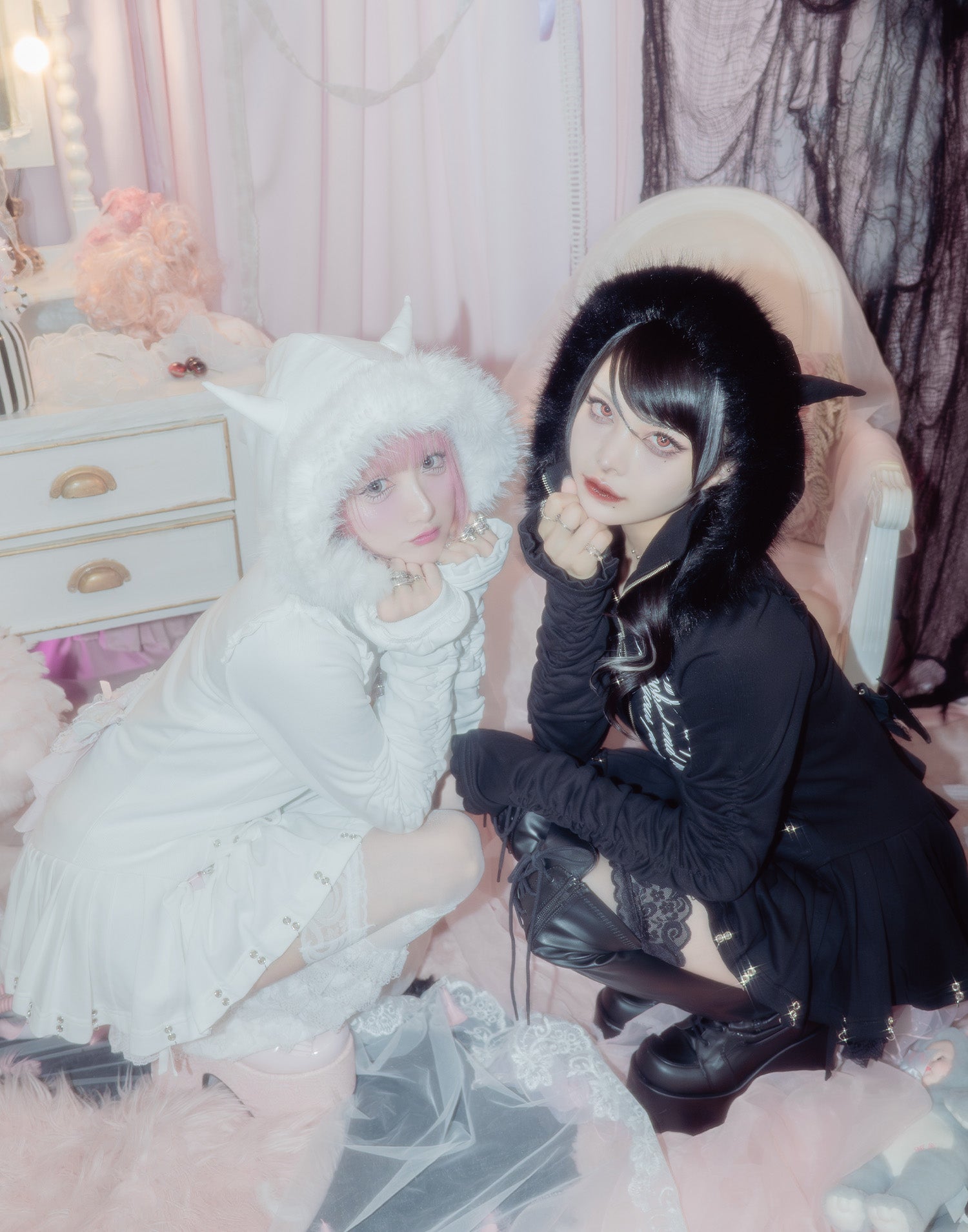 Pleated devil zip hoodie – AVENCHUMU （アバンチュウム）
