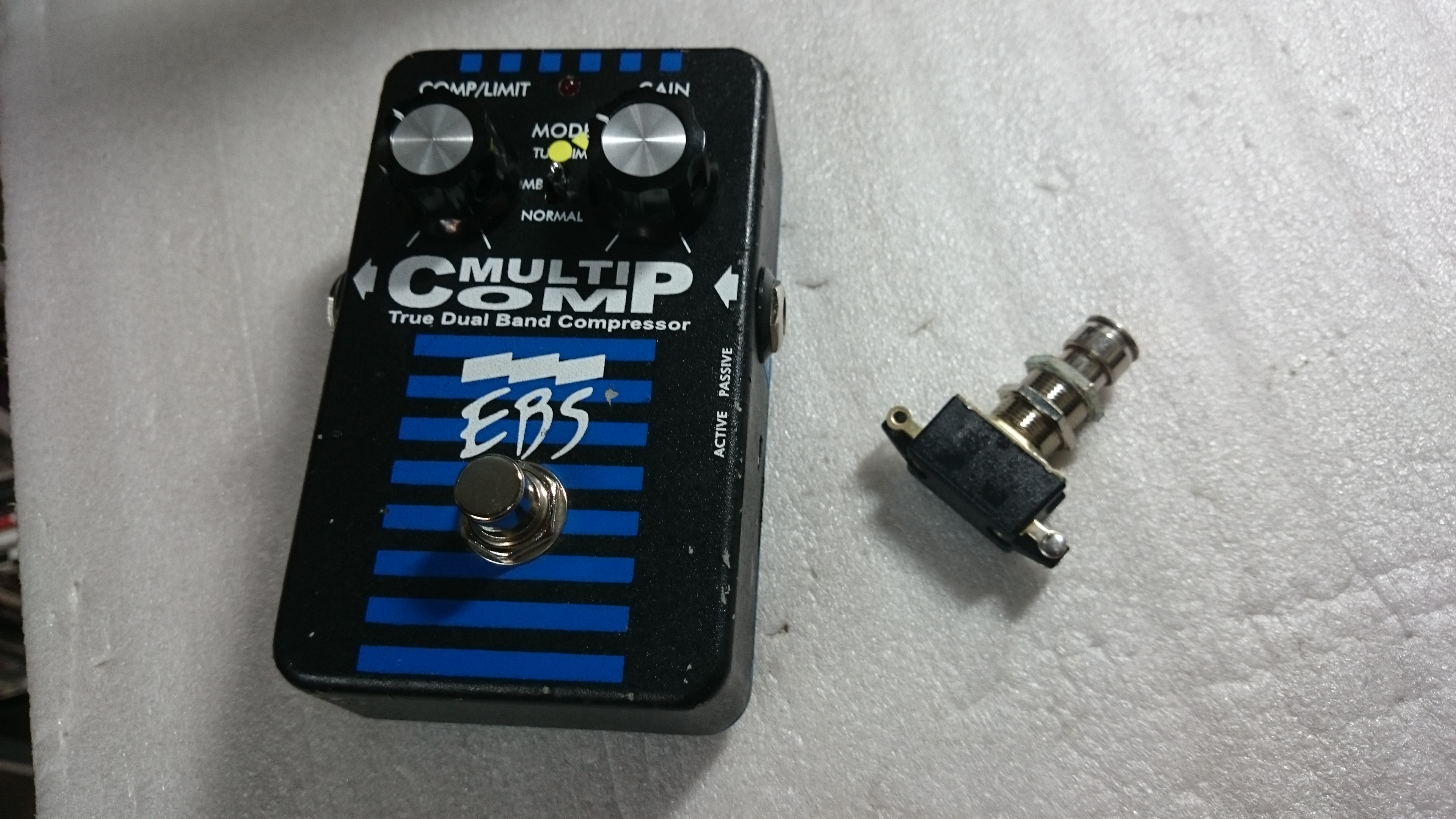 EBS MultiComp フットスイッチ交換 | ギターリペア工房DNS-Draw a New