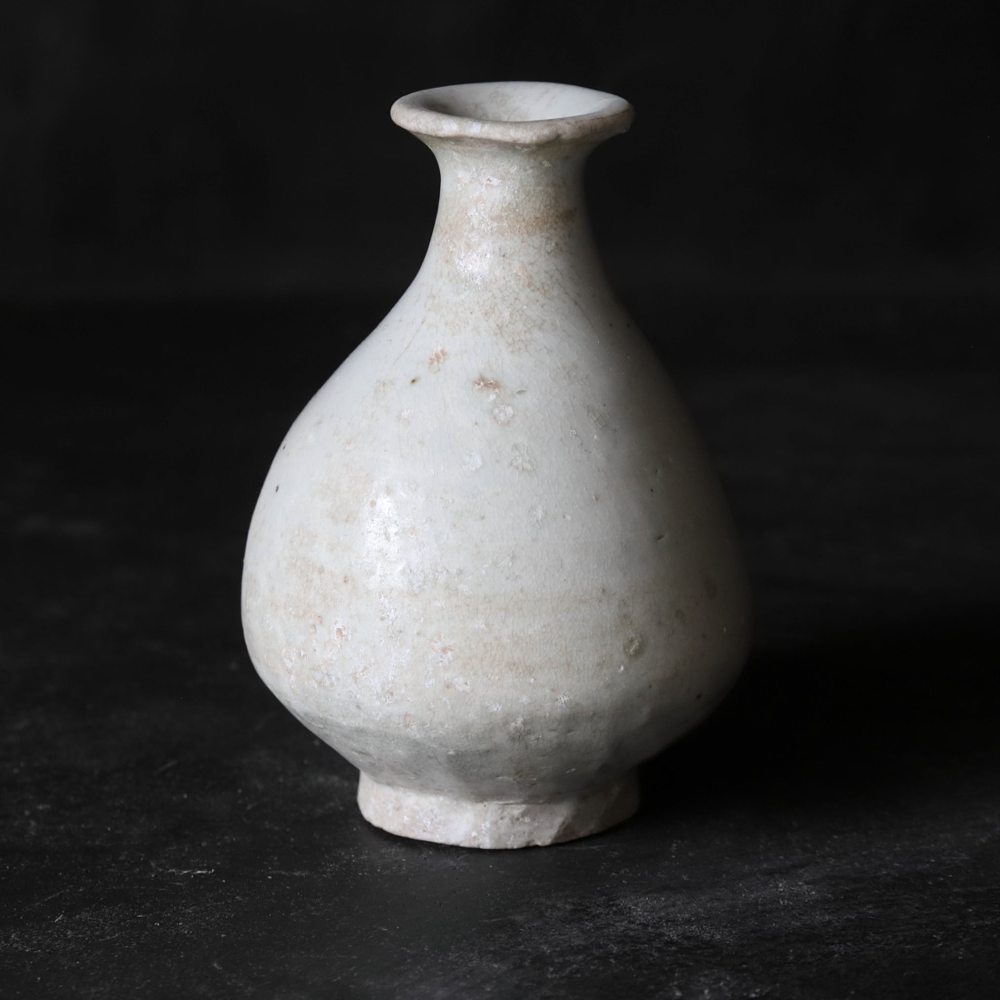 李朝 白磁瓶（1392–1897 CE） | 入蘆花（ロカニイル）