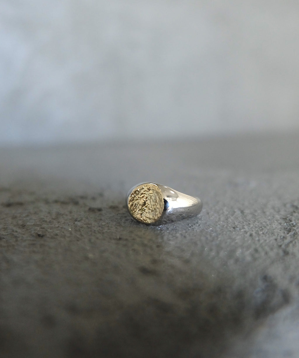 Briller Signet Round P Ring – un by Tomoyo Yoshida | 公式