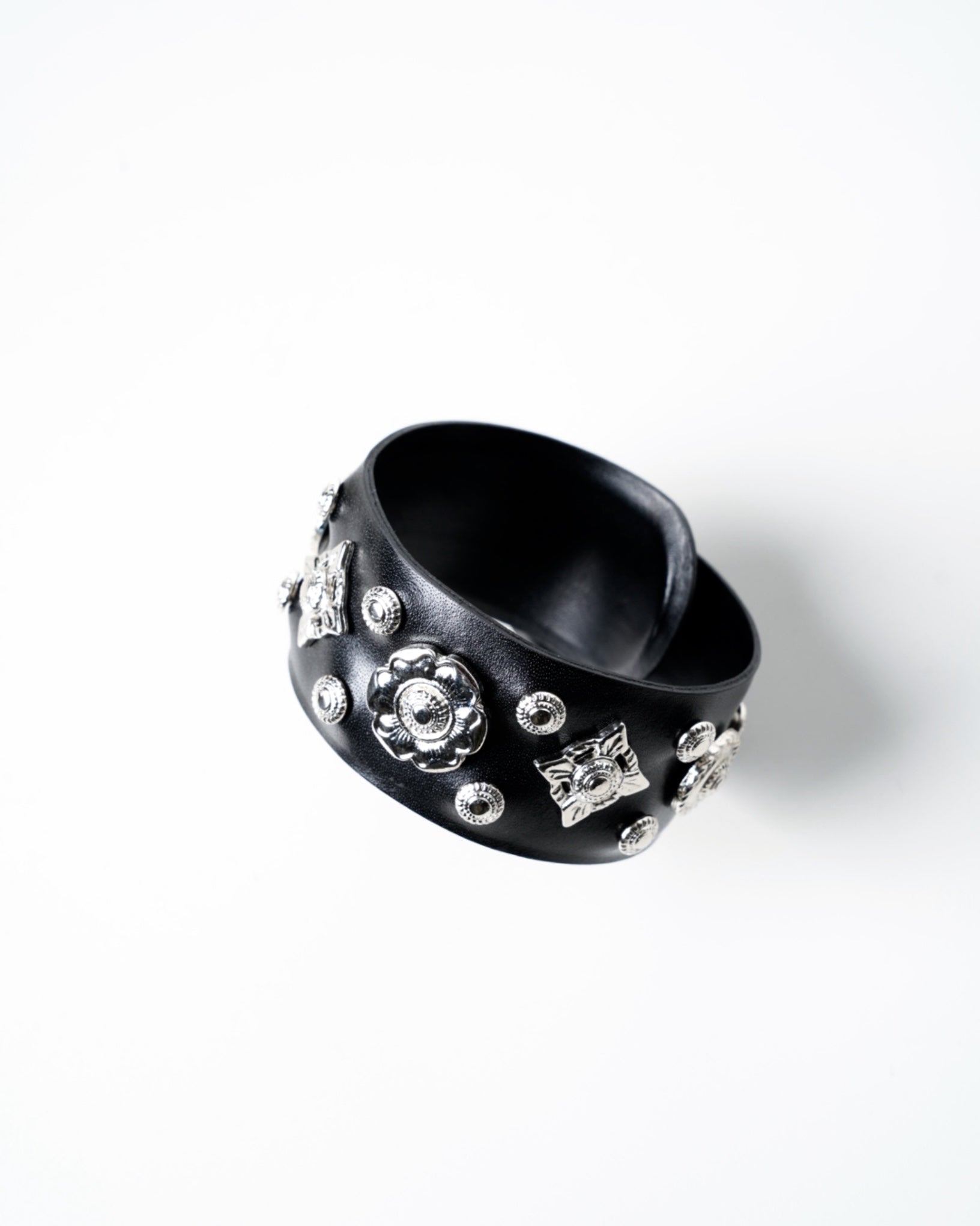 TOGA ARCHIVES】Leather roll bangle - Amanojak.