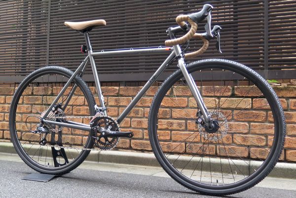 FUJI】伝統のピストバイクをベースにしたクロモリ製・グラベルロードの