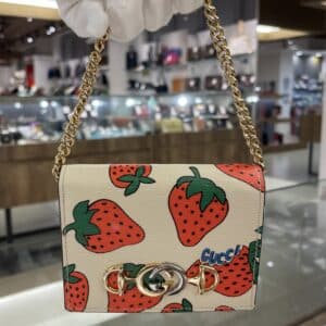 GUCCI 販売】内側にまでたっぷり描かれたイチゴ柄が可愛い🍓グッチのお