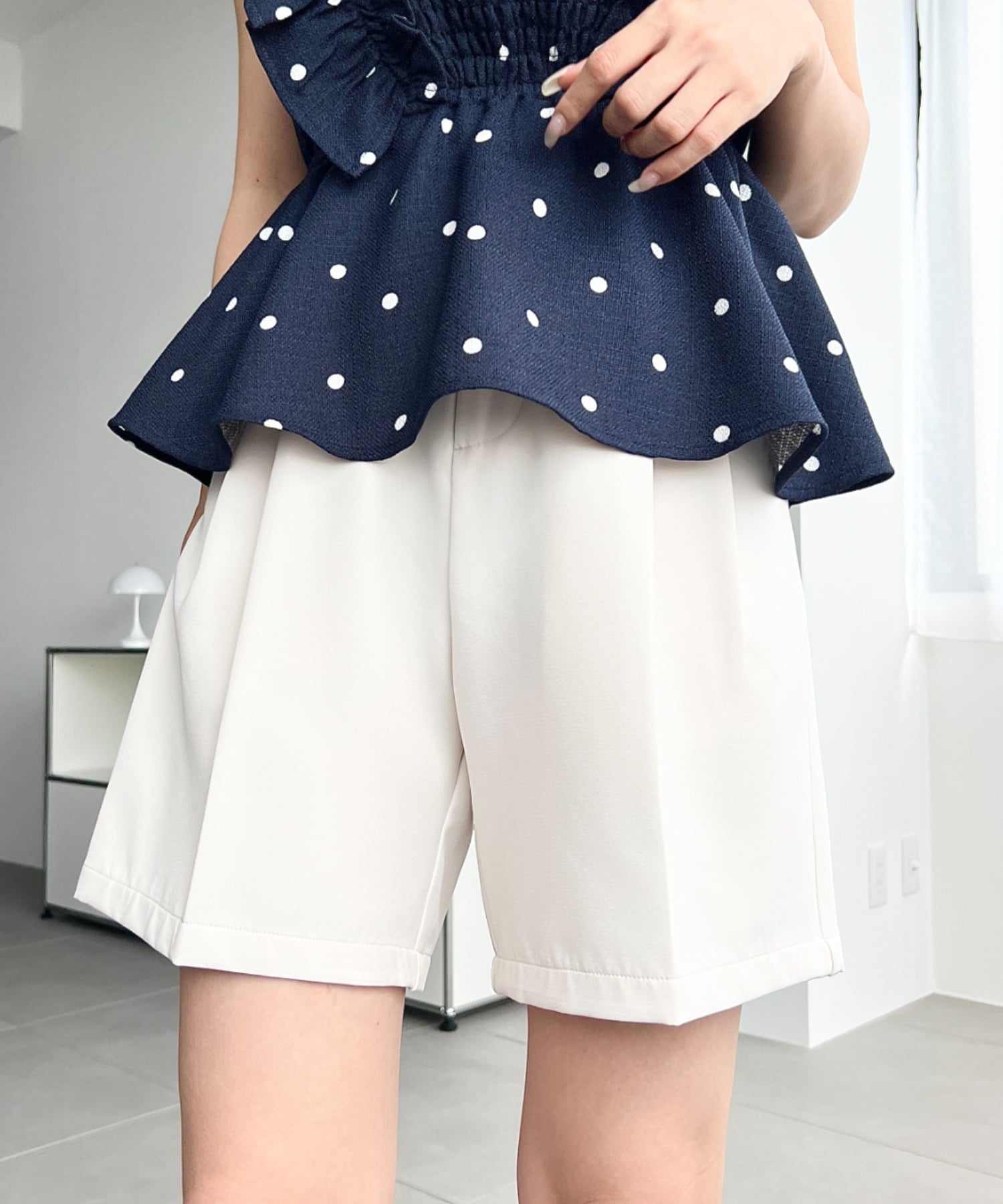 moment+｜センタープレスツータックショートパンツ | Rakuten Fashion