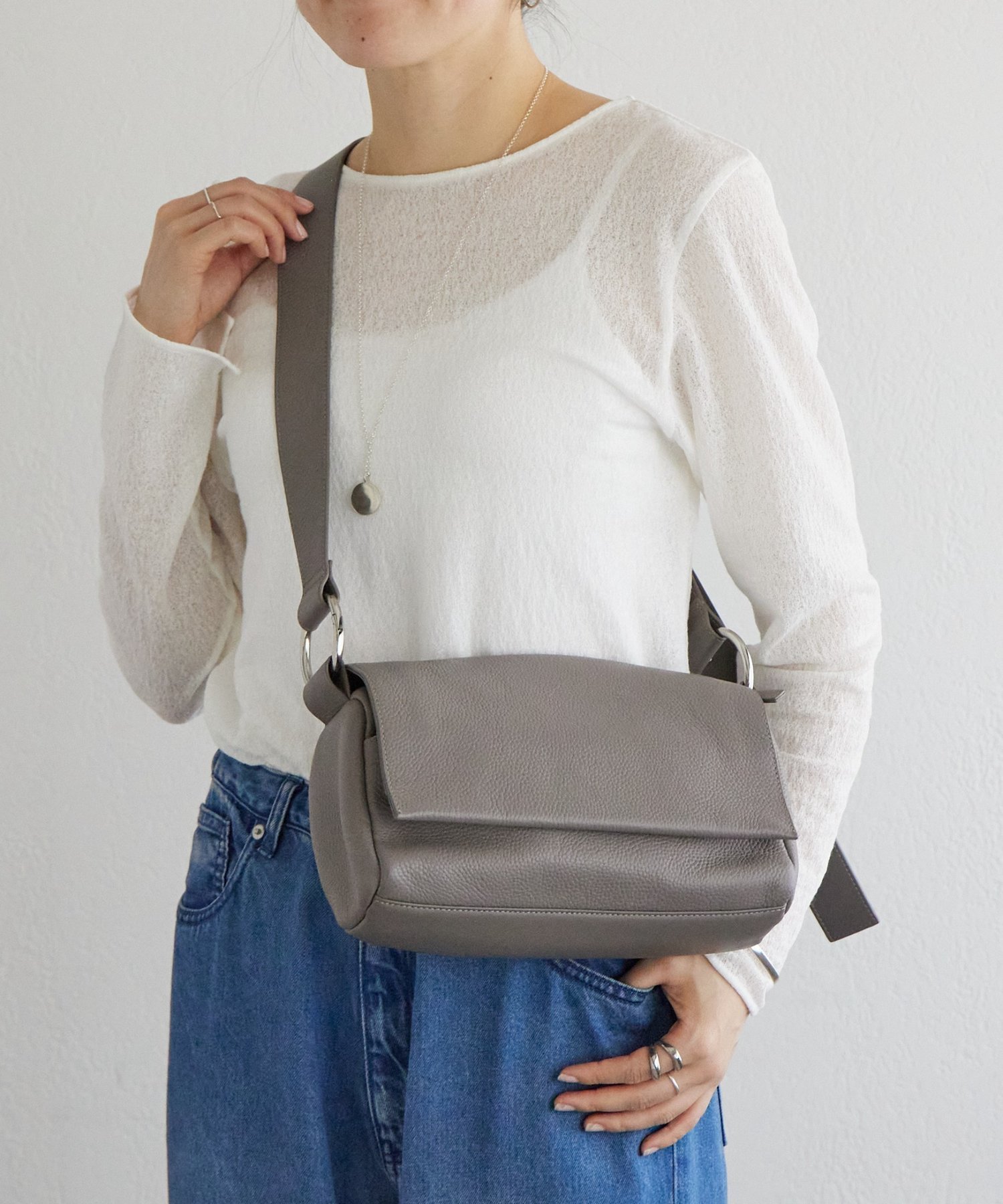 ☆連休価格☆【新品タグ付】ビアズリー レザー ボディバッグ + 替