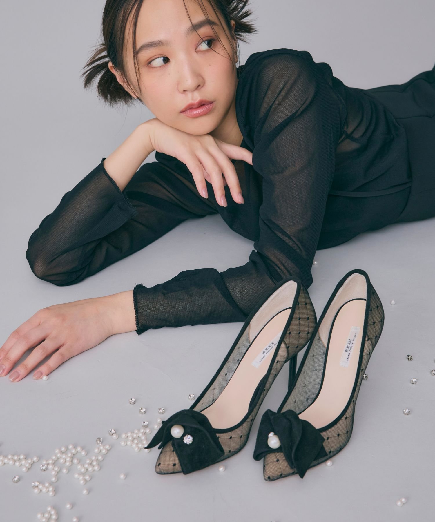 SEVEN TWELVE THIRTY｜スティレットヒールパール付きリボンパンプス