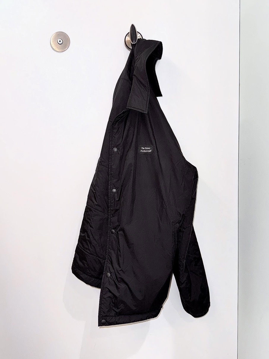 ENNOY『PADDED NYLON COACH JACKET』が国内11月16日より抽選発売 | UP