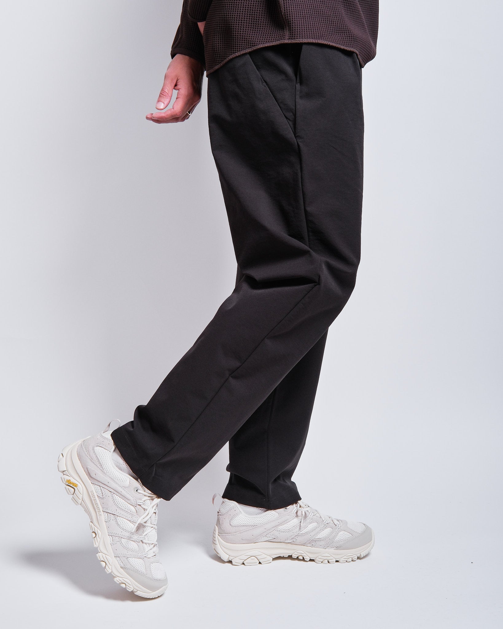 One Tuck Tapered Stretch Pants in Black ~ Windthrow