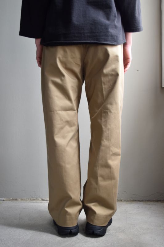 UNIVERSAL PRODUCTS (ユニバーサルプロダクツ) NO TUCK CHINO TROUSERS