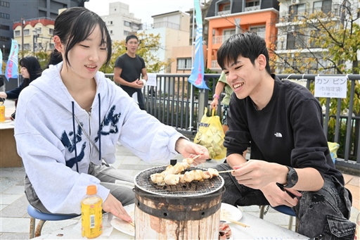 熱海の海の幸堪能 2日まで「おさかなフェス」、浜焼き盛況｜静岡新聞