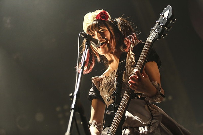 メイド服でロックするBAND-MAID 新年初「お給仕始めます」赤坂BLITZも