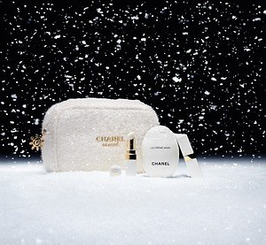 シャネル2024年クリスマスコフレ「雪の結晶チャーム」ポーチ付きメイク