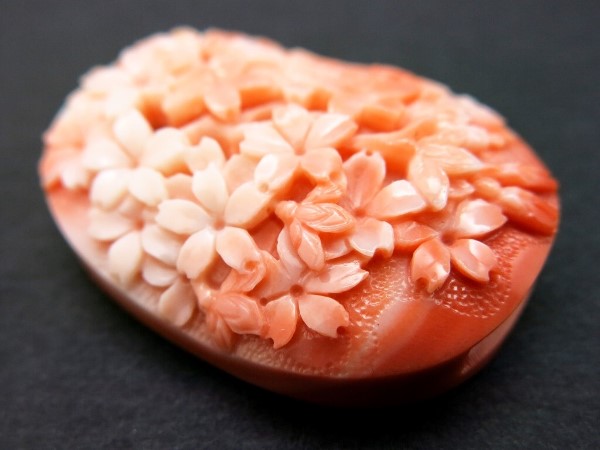 本珊瑚桜満開浮き彫り帯留 | べっ甲かんざし・髪飾り・和装小物専門店