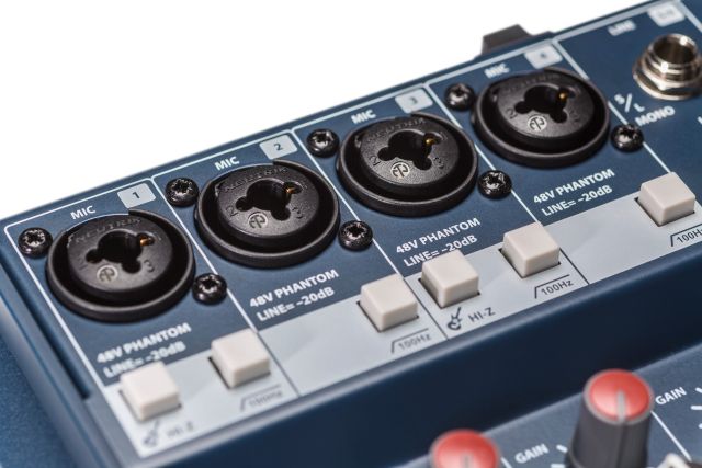 Notepad-12FX | Soundcraft - Professional Audio Mixers | English