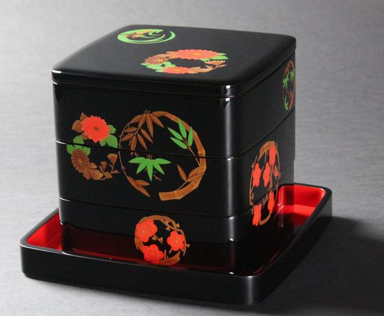 三段重箱 花の丸蒔絵（6.5寸胴張隅丸型）792,000円（税込） | 輪島塗の