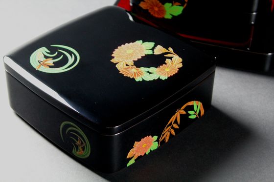 三段重箱 花の丸蒔絵（6.5寸胴張隅丸型）792,000円（税込） | 輪島塗の
