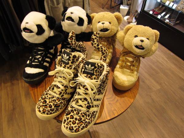 足元にインパクトを！！adidas(アディダス)×Jeremy Scott(ジェレミー