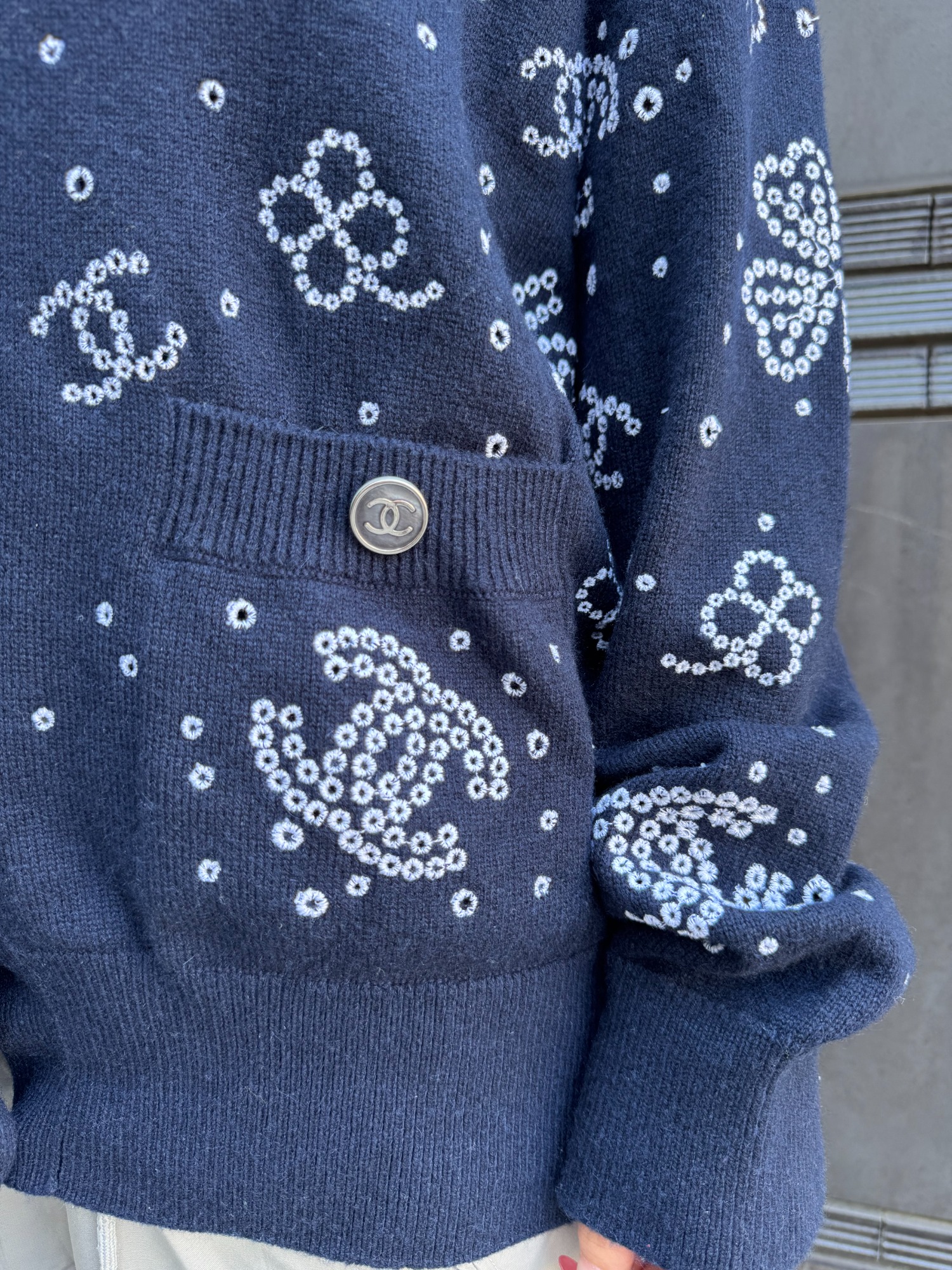 CHANEL /シャネル】クローバー＆ココマーク刺繍ニットカーディガンを
