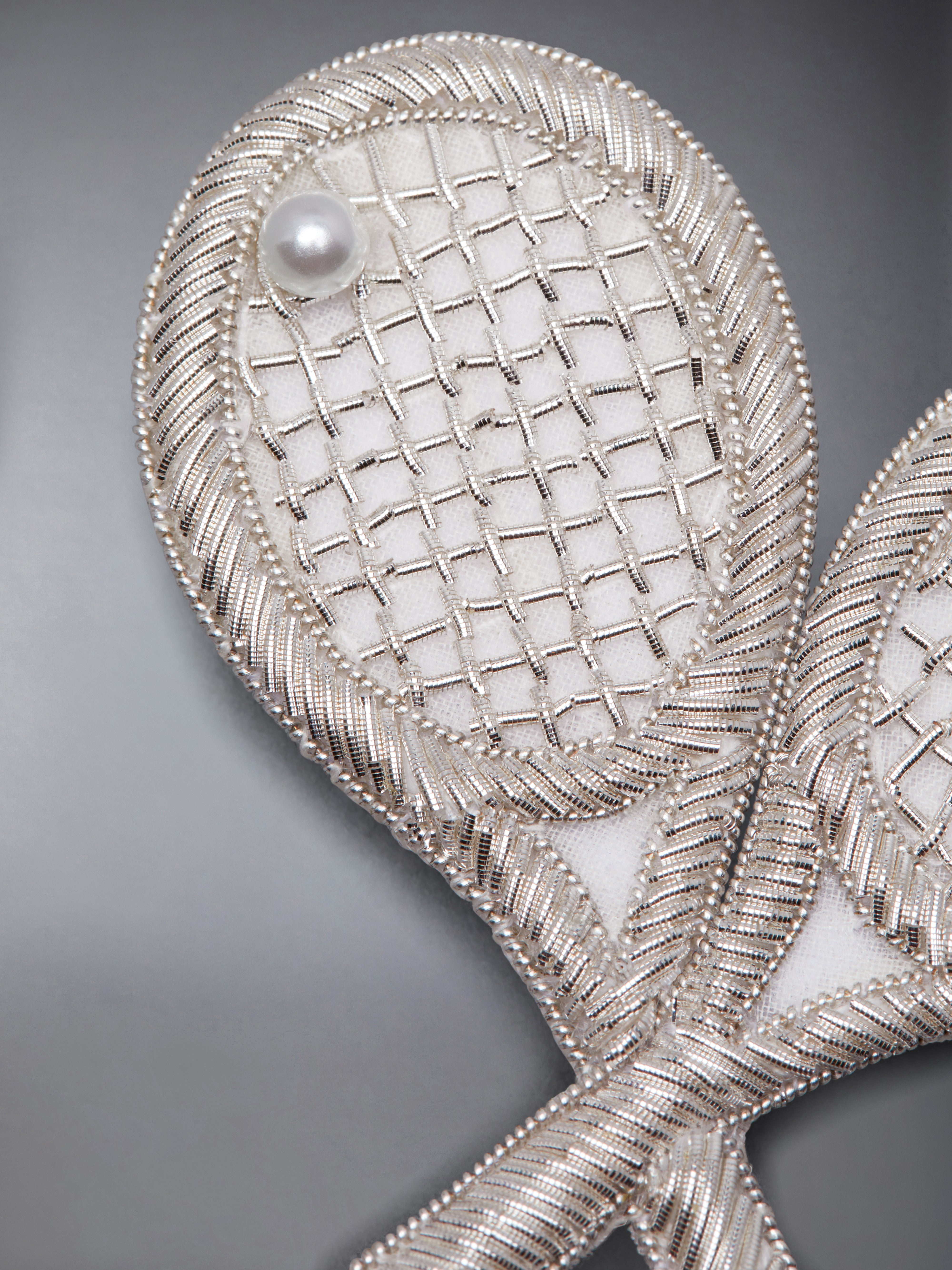 パール＆バリオン刺繍 テニスラケット ブローチ | Thom Browne