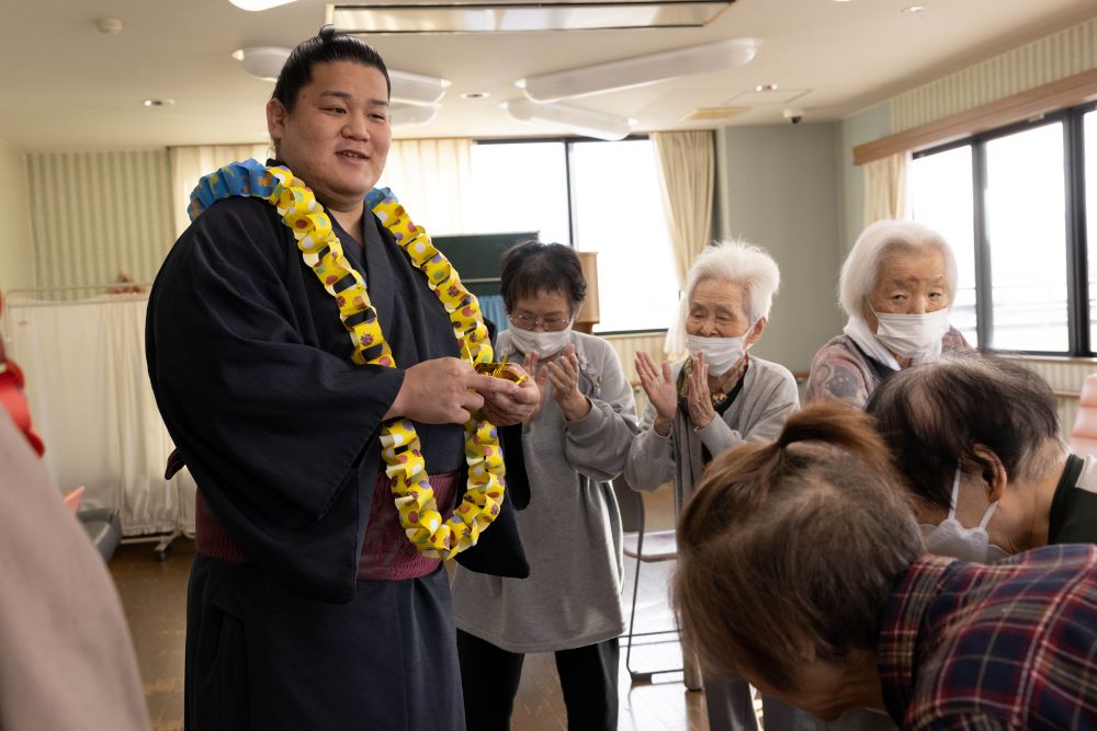 二子山部屋力士2名 当院へ訪問 - 【公式】医療法人三愛 健康