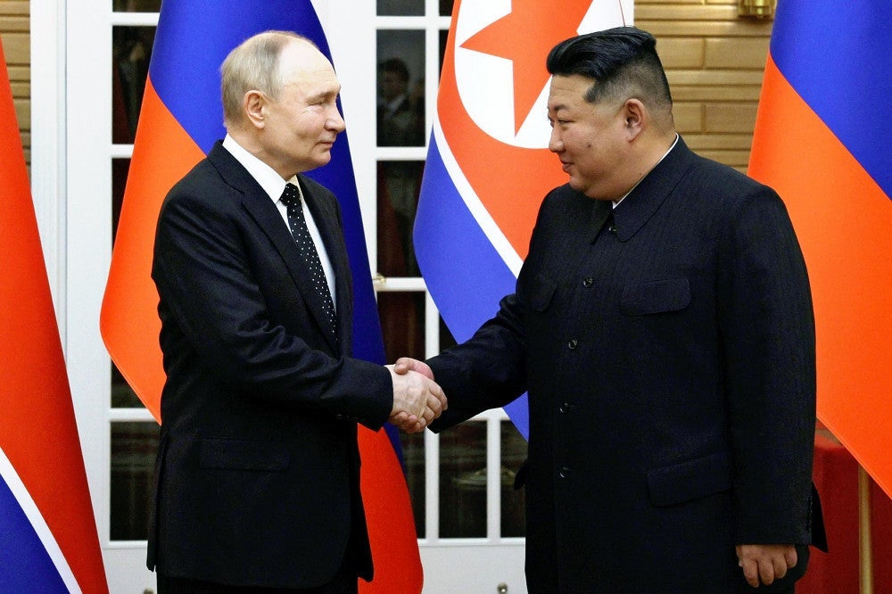 訪朝プーチン氏、みやげは「休戦協定の日」ナンバーの高級車…正恩氏を