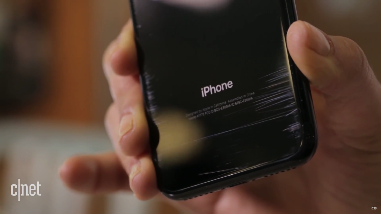 iPhone 7ジェットブラックの傷付きやすさを検証した動画が多数公開