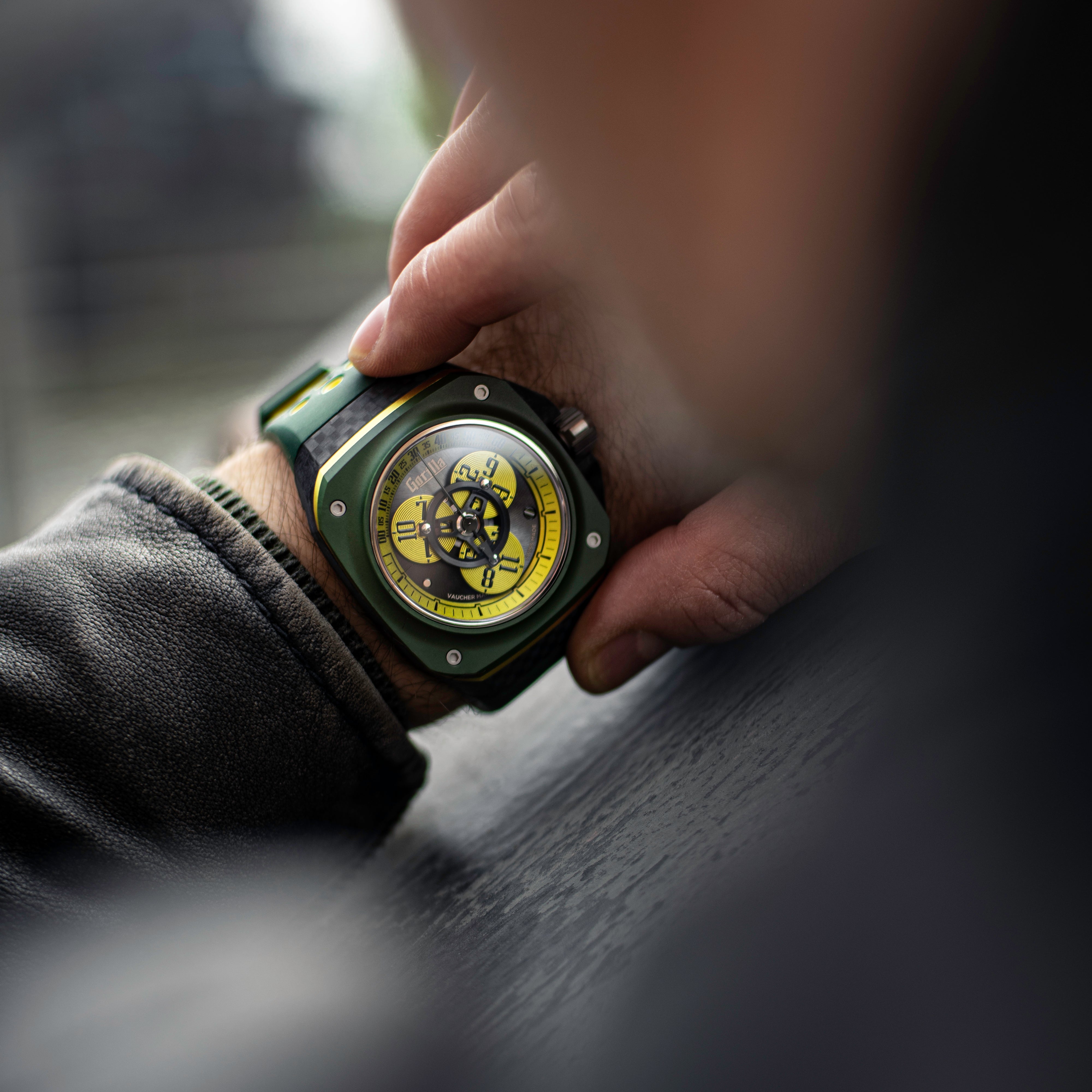 RS White 44mm 男性向けのスイス製腕時計 – Gorilla Watches