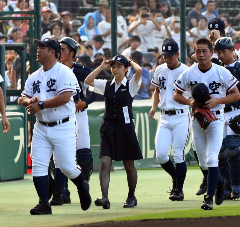 日本航空石川、CA風制服の記録員がベンチ入り/野球/デイリースポーツ