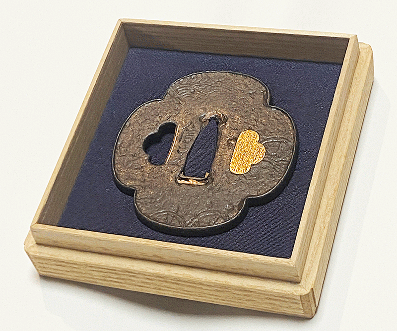 信家（放れ銘）波車に花文図鐔Nobuie Tsuba Design of Flower and
