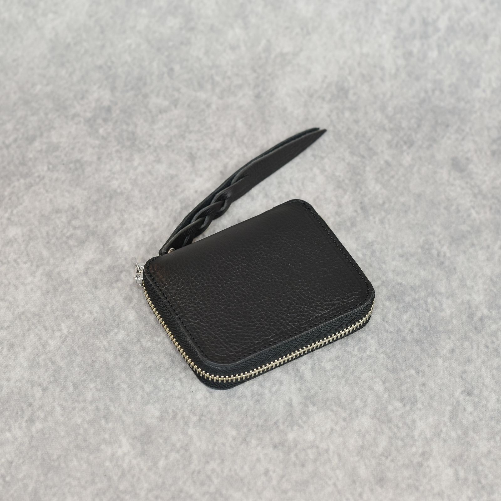 CALEE - PLANE LEATHER ZIP MULTI WALLET ＜STUDS CHARM＞ (BLACK