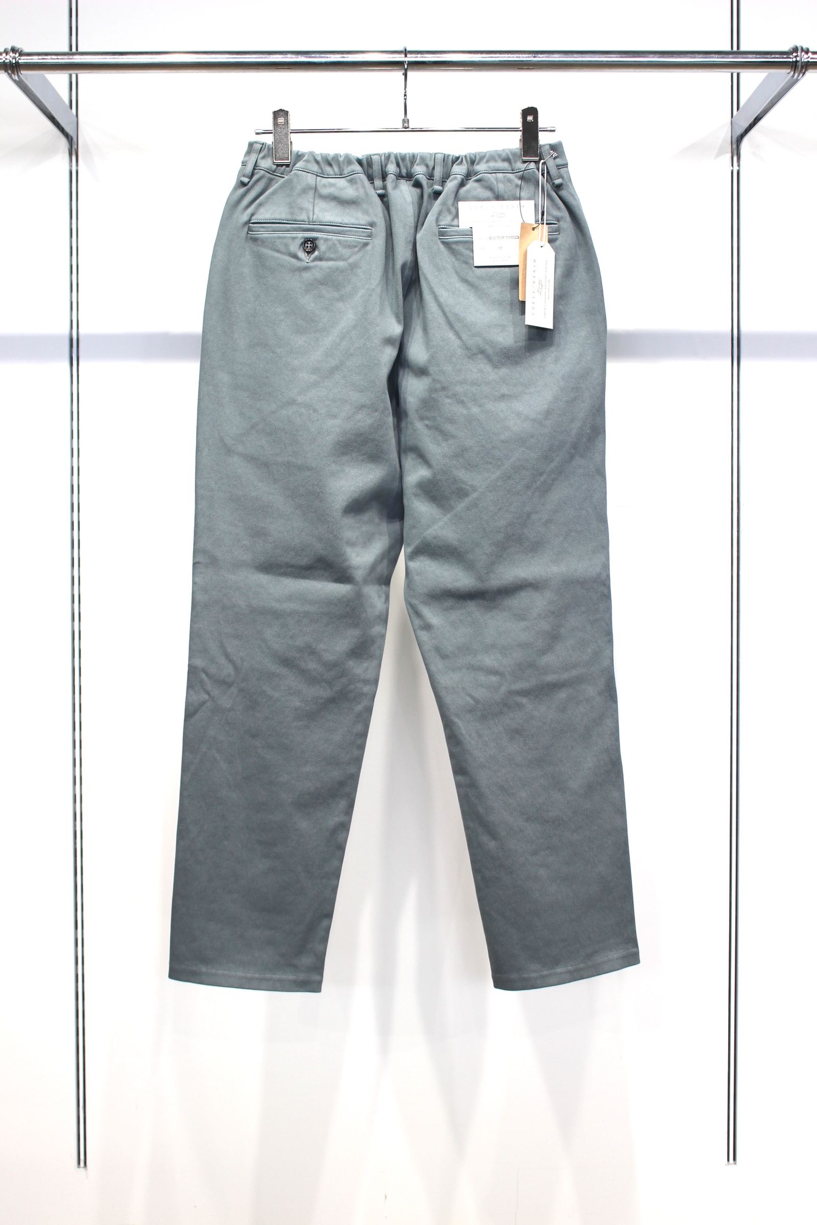 CURLY&Co. - KNIT DENIM 1 TUCK EZ TAPERED SLACKS | STEEL GRAY