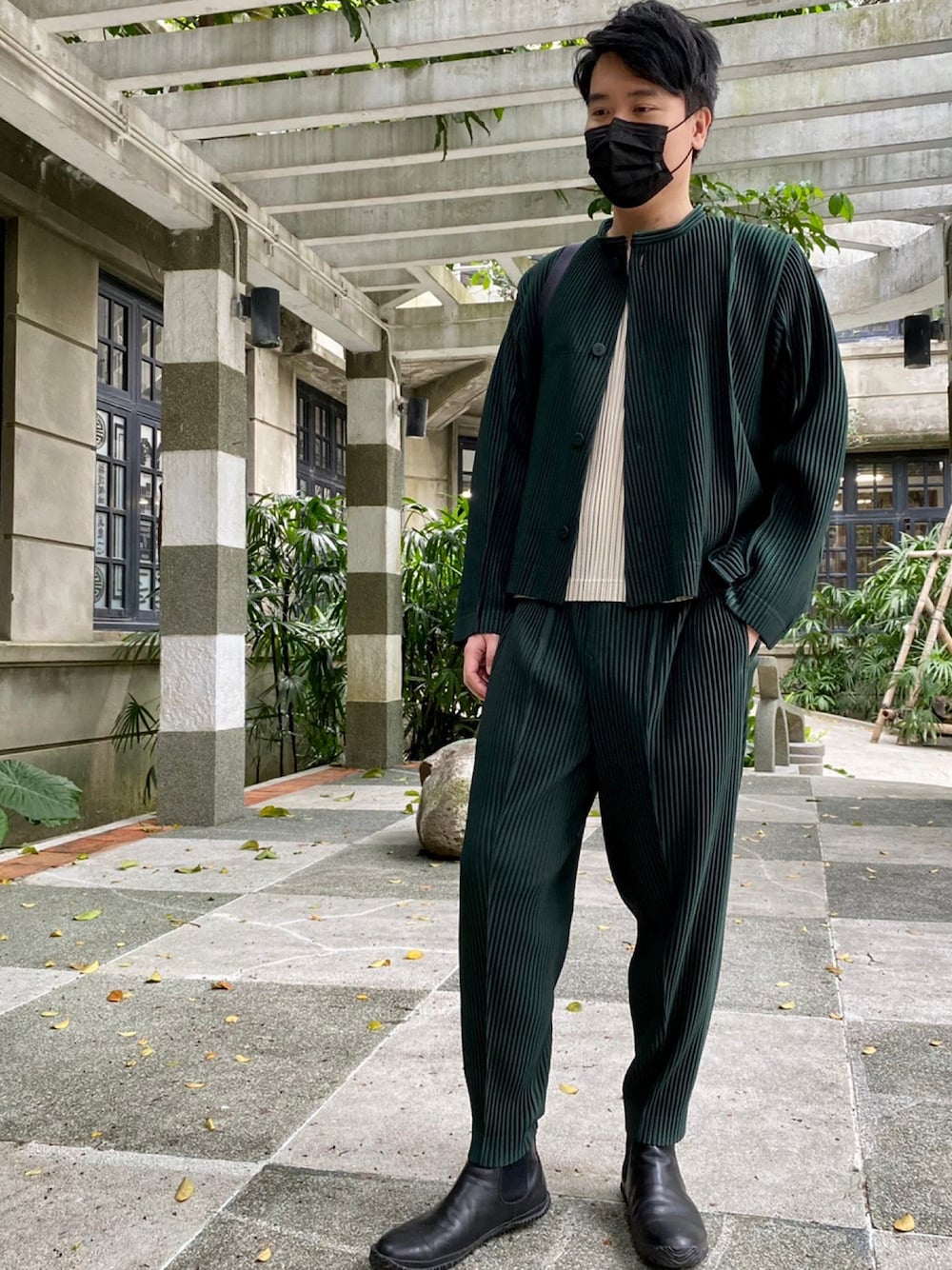 クラウス｜HOMME PLISSE ISSEY MIYAKEのノーカラージャケットを使った