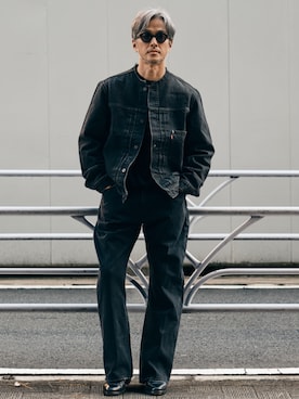 Levi'sのデニムジャケット（ブラック系）を使った人気ファッション