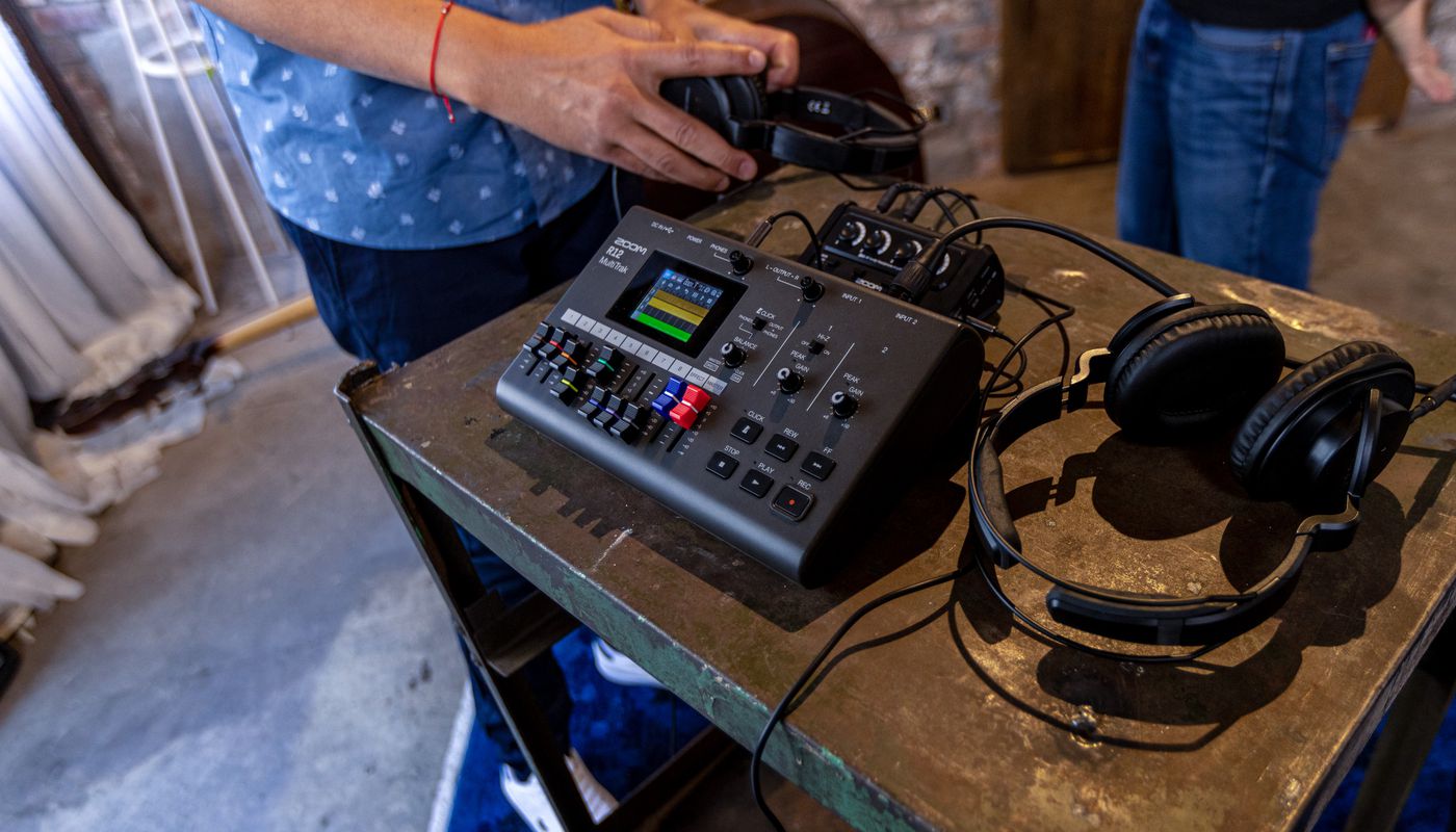 ZOOM R12 | シンセ内蔵のマルチトラックレコーダー | Digiland