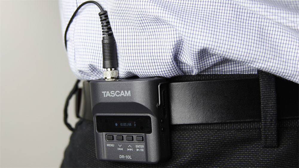 身に着けられるピンマイクレコーダー TASCAM DR-10L / DR-10LW