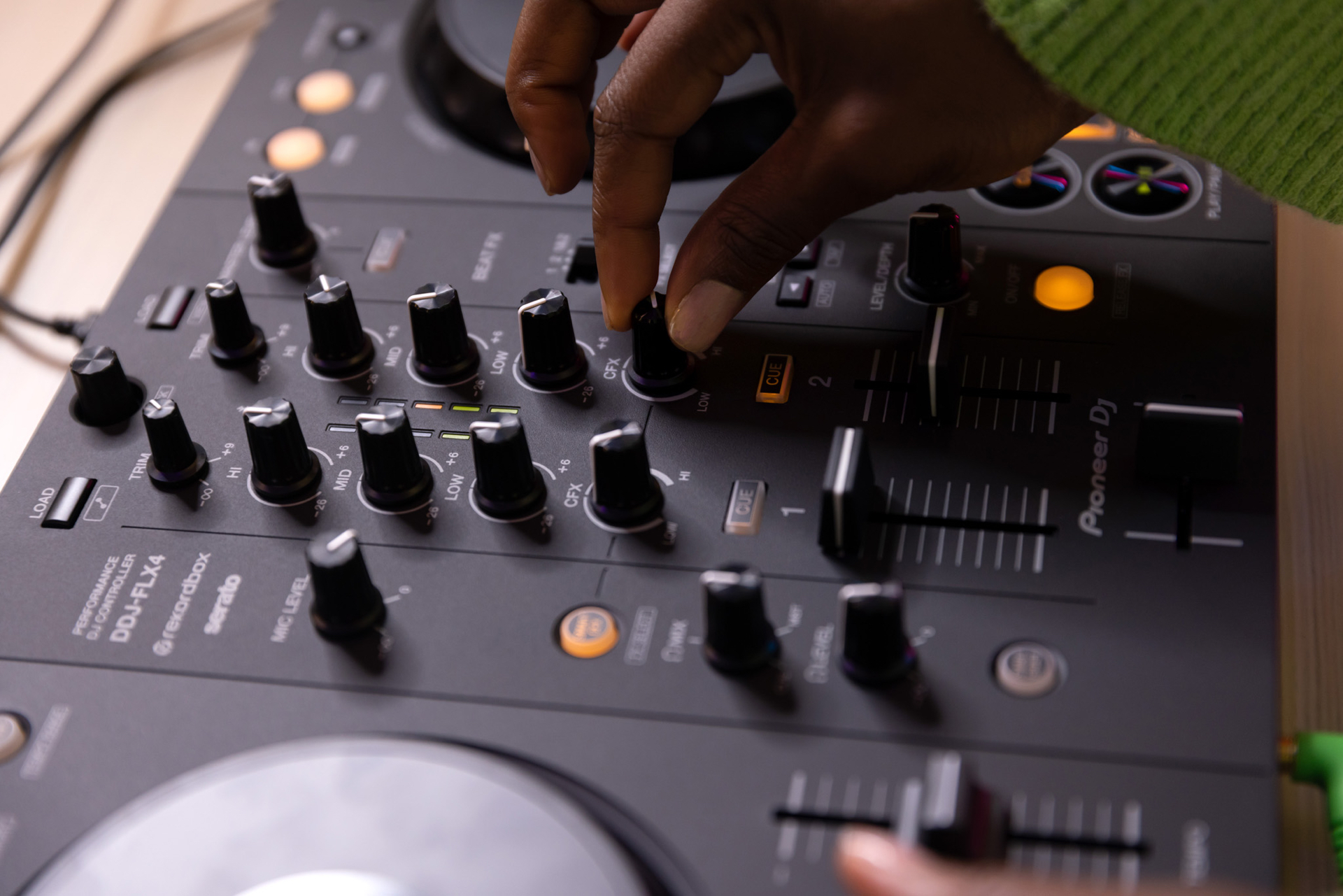 Pioneer DJ DDJ-FLX4 | 初心者に大人気！スマホでもDJできるDJ