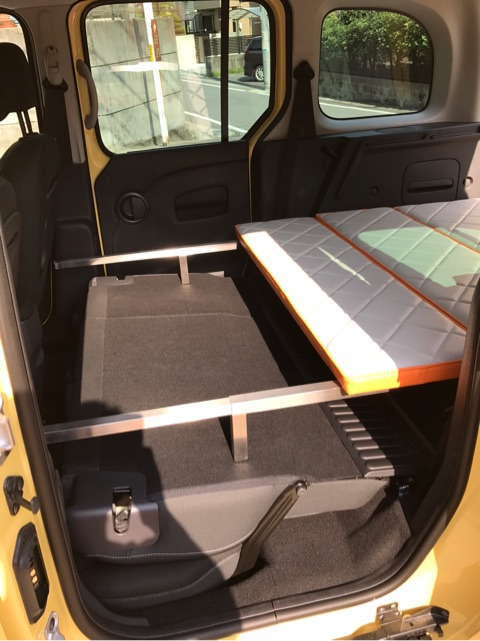カングーにベッドキットを付けて車中泊仕様にDIYすると快適になった話