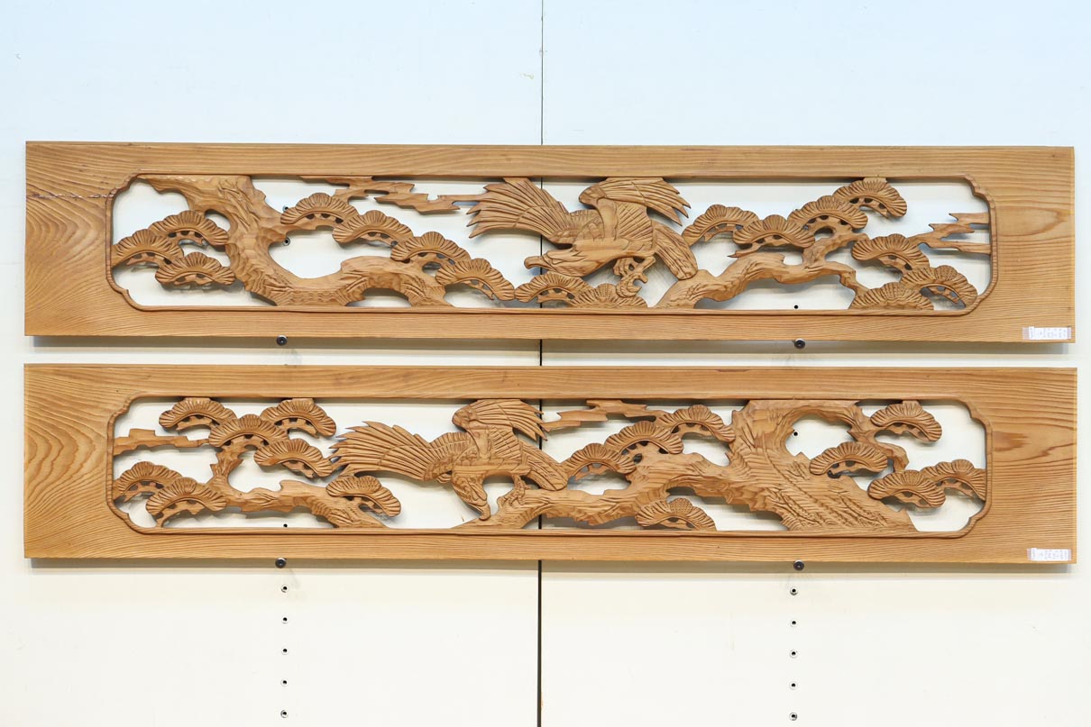 古色の色付き具合が味わい深い松鷹を描いた彫刻欄間素材 EZ2879ab 在庫