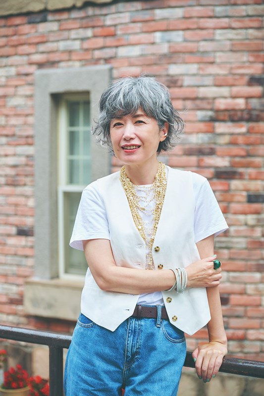 60代ヘアスタイル・毛先の遊びがおしゃれなカジュアルショート