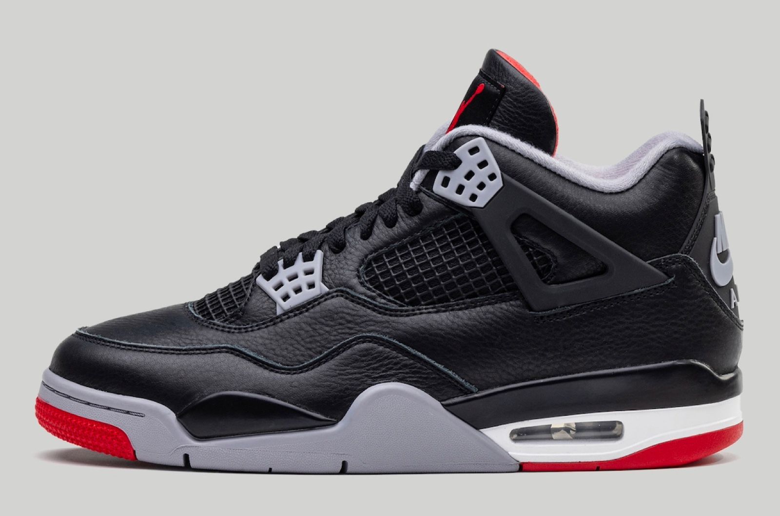 エア ジョーダン 4 レトロ “Bred Reimagined”」は、レザーをふんだんに