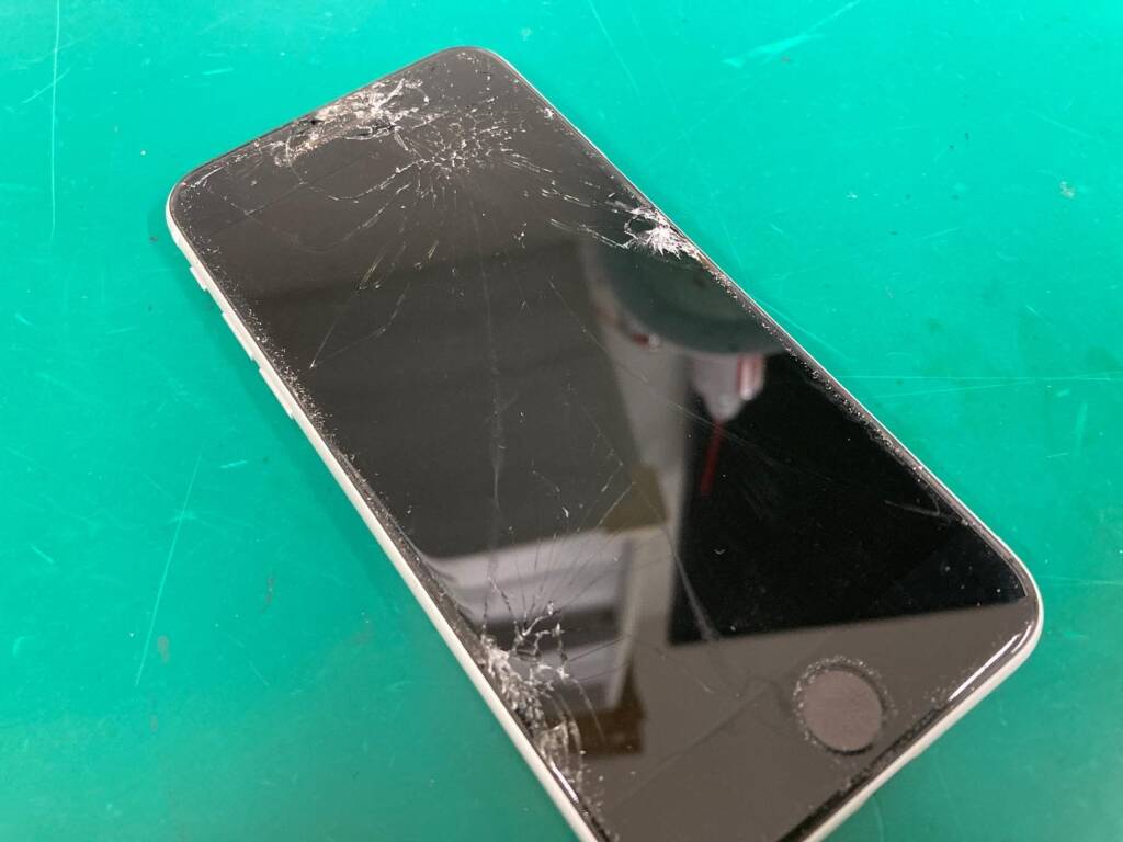 フロントパネルが割れた状態で使ってる方へ | iPhone 修理専門店