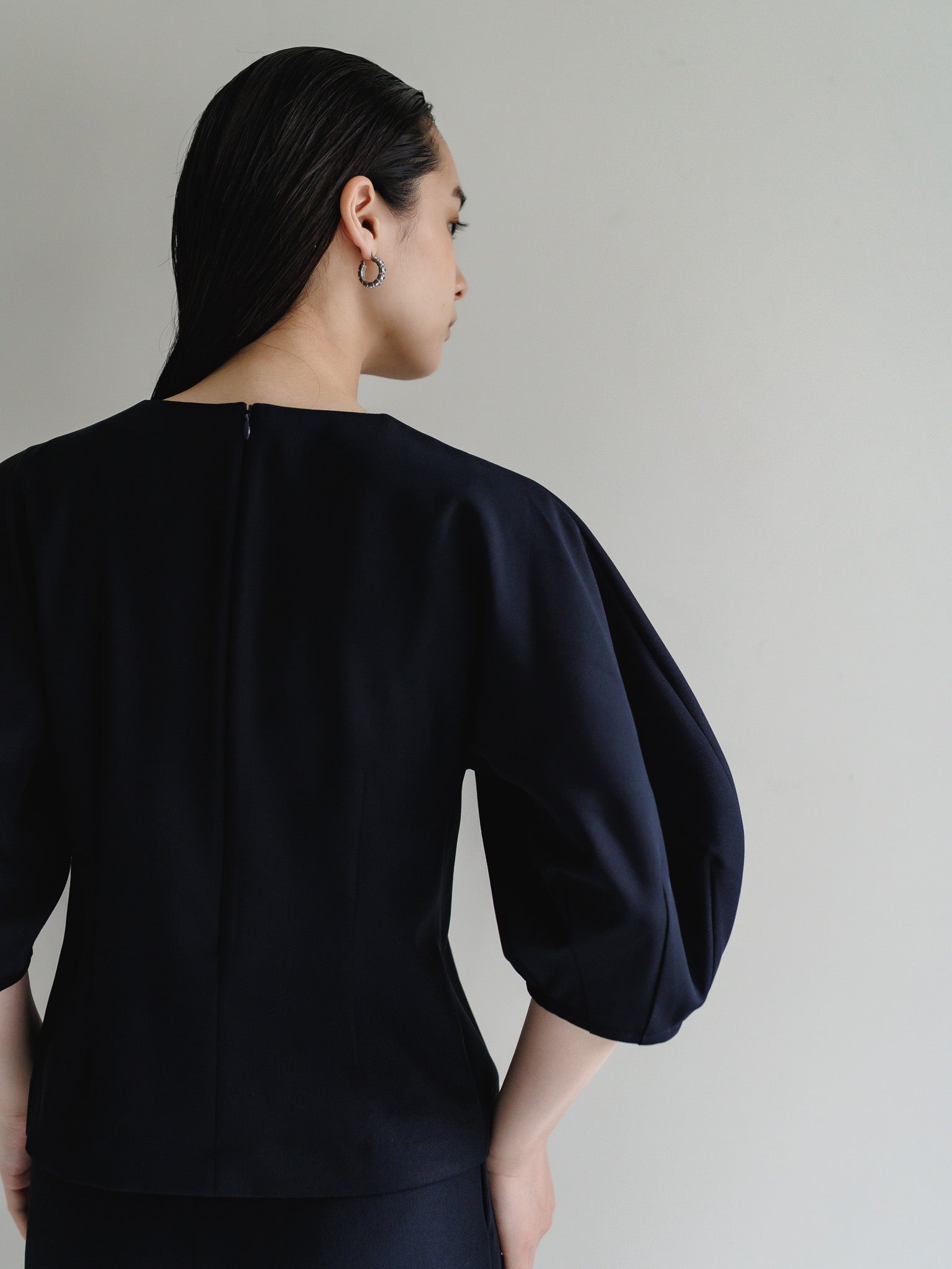 VOLUME SLEEVE BLOUSE (dark navy) – NEAU
