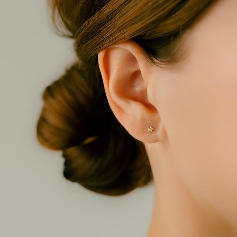 小振りで可愛い大人のフラワー│天然ダイヤモンド 軟骨ピアス – PICOLLET