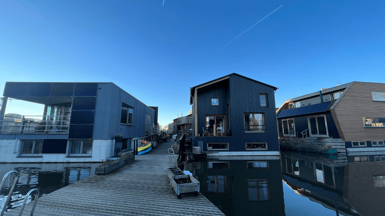 オランダ・アムステルダムの運河に浮かぶサステナブルな水上住宅