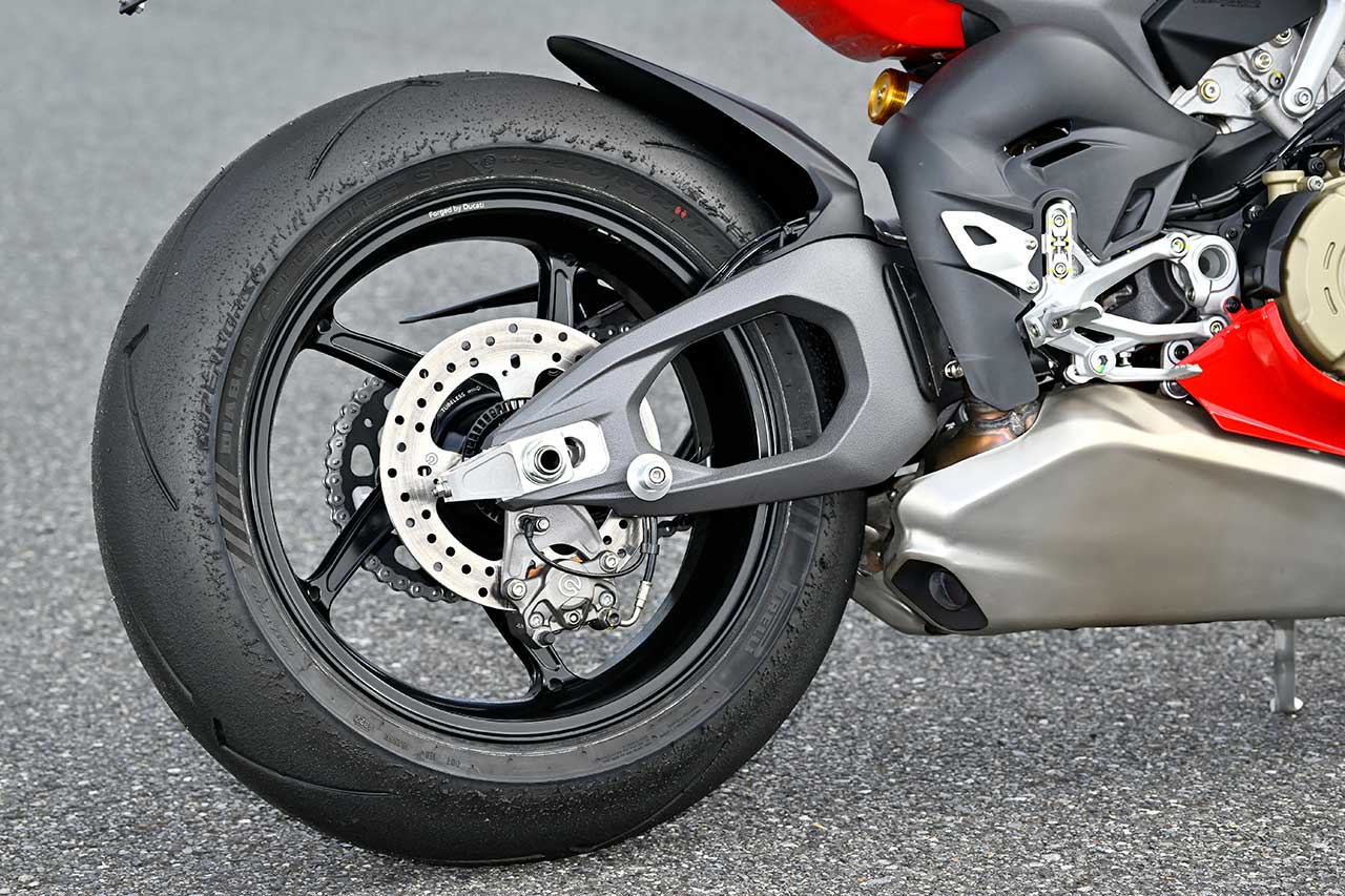 ドゥカティ Panigale V4S】速さのために開発されたライダーをサポート