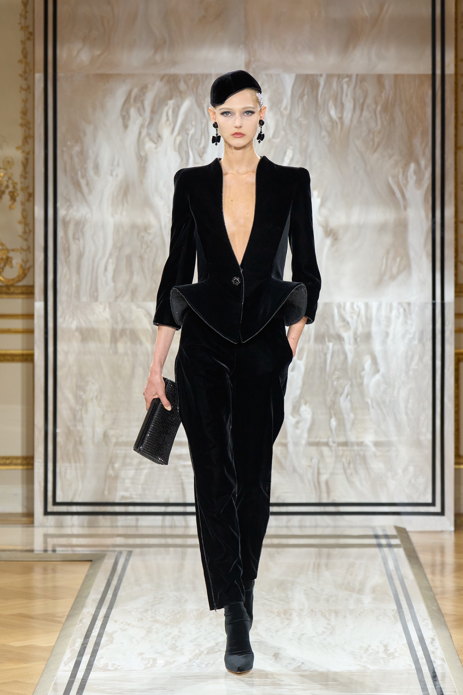 giorgio armani privé aw25 | noir séduisant | Schön! Magazine