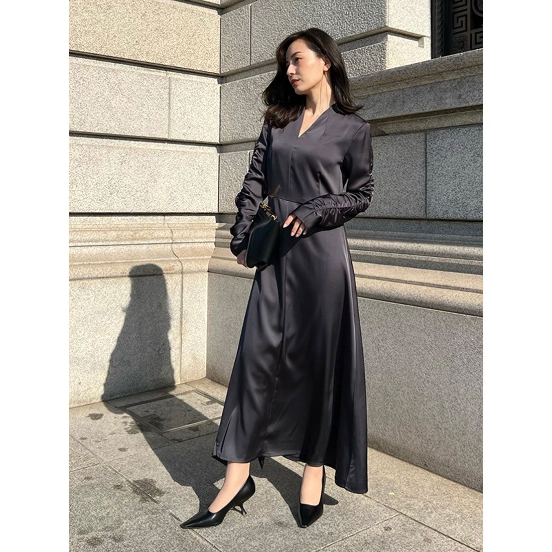 アニュアンス anuans アシメデザインサテンワンピース （CHARCOAL GREY