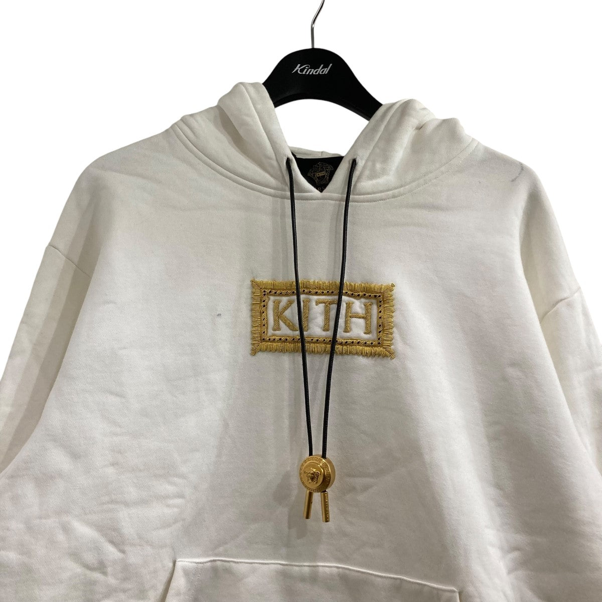 KITH×VERSACE ボックスロゴパーカーA82640 A82640 ホワイト×ゴールド