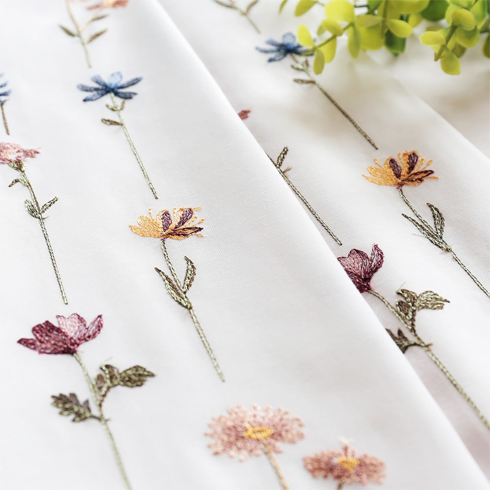刺繍レースカーテン 色とりどりの糸で描かれたお花が可愛い、刺繍