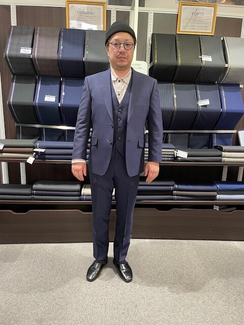 人気のナチュラルストレッチ素材ネイビーストライプスリーピーススーツ